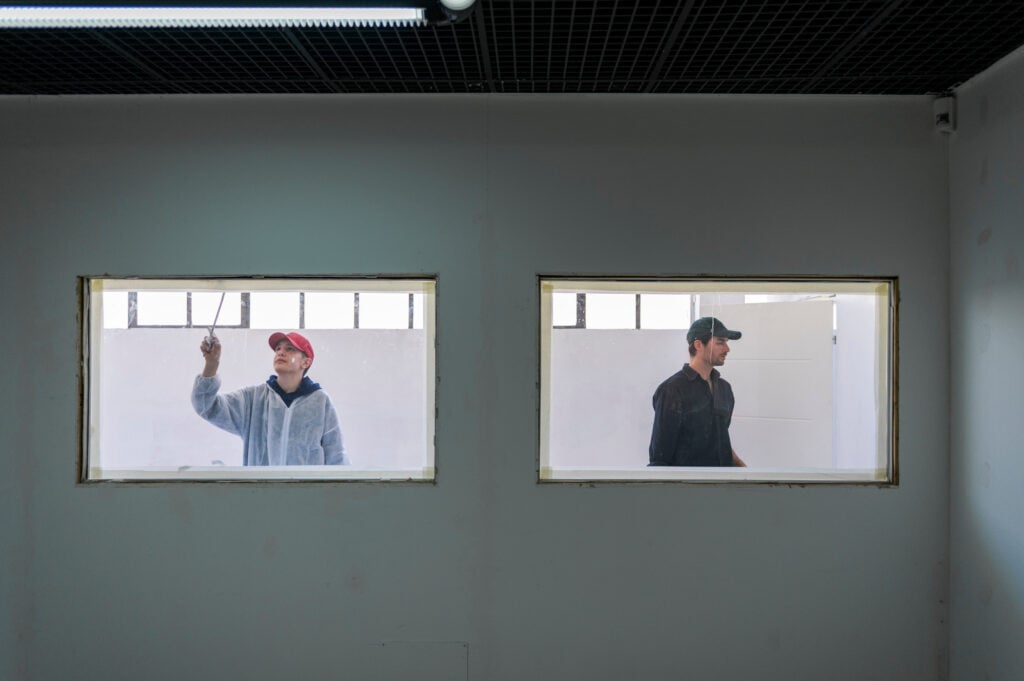 Condividere il bianco. Studente e artista. Ph: Lumaphoto, 2025