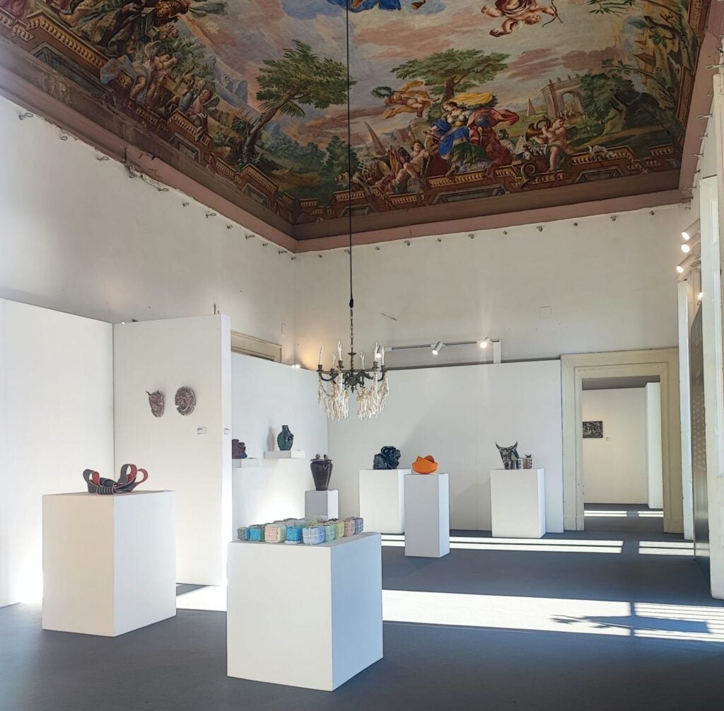 Exhibition View Viaggio Attraverso la Ceramica 2025 Palazzo Punzi, Vietri sul Mare Italia Courtesy Rita Raimondi