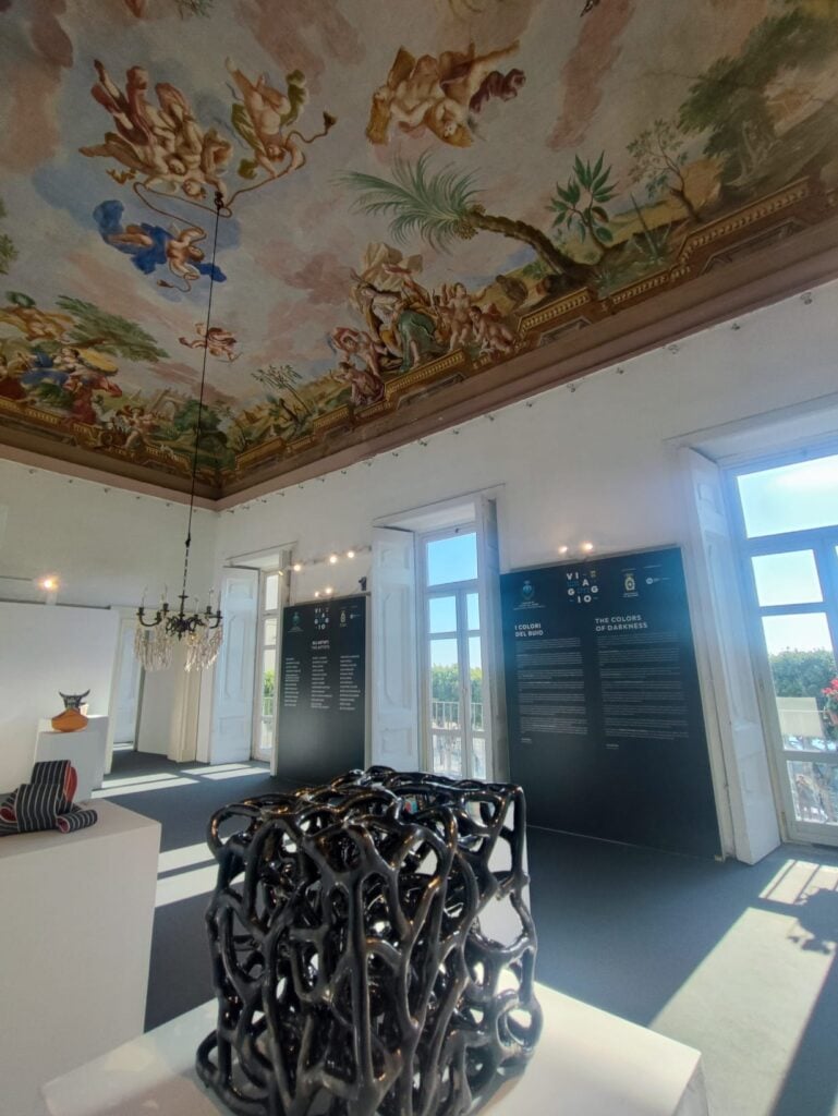 Exhibition view Viaggio Attraverso la Ceramica, 2025. Palazzo Punzi, Vietri sul Mare. Courtesy Rita Raimondi