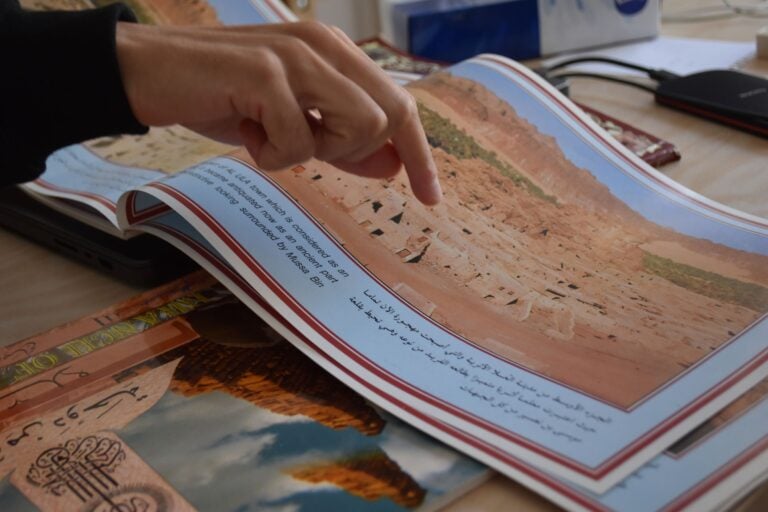 Fotografie, cataloghi e fotocamera di Omar Awan nello studio 1 a Villa Hegra, AlUla. Ph: Manuela De Leonardis