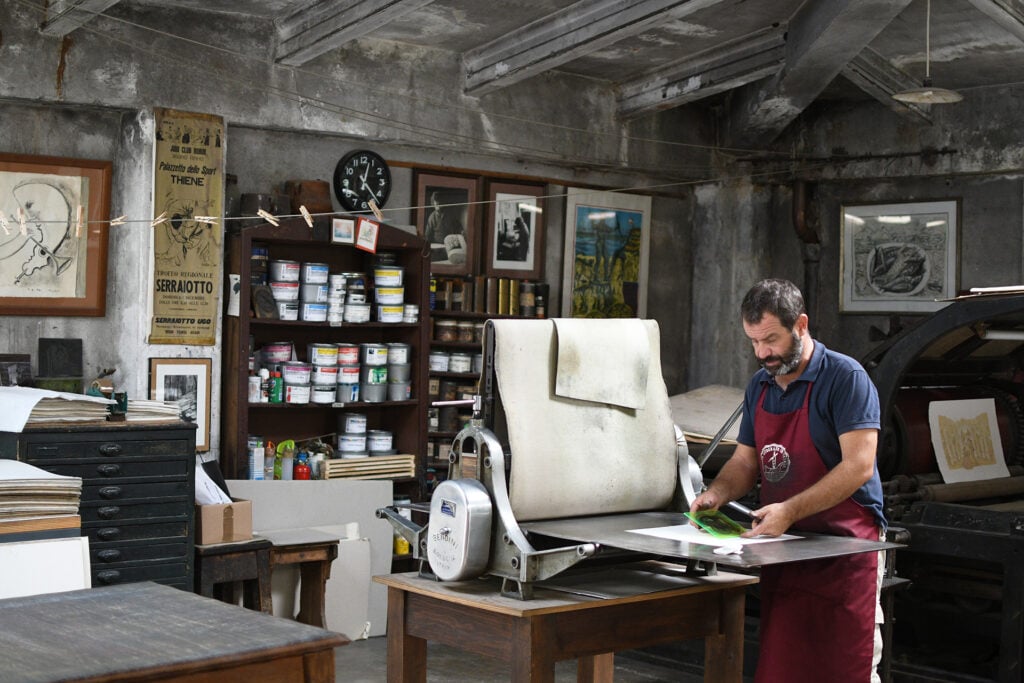 Giancarlo Busato della Stamperia d'Arte a Vicenza. Crediti Unexpected-Italy