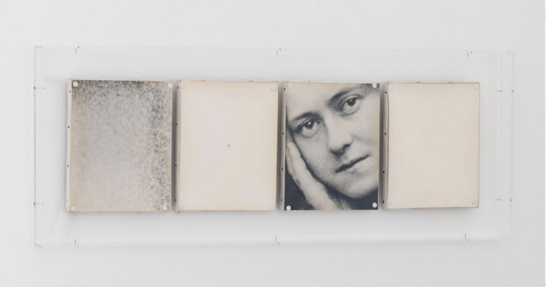 Giulio Paolini, Teresa nella parte di Giovanna d&rsquo;Arco in prigione (tavola ottica). Foto Luca Vianello. Courtesy Fondazione Giulio e Anna Paolini, Torino