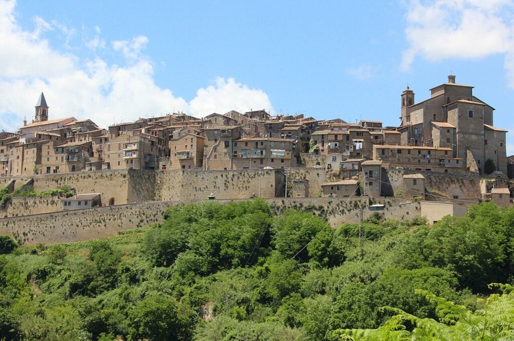 Il Lazio valorizza i suoi cammini spirituali con l’arte contemporanea. Nella Tuscia street art sulla Via Francigena