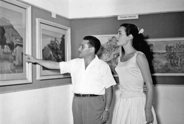 Il sindaco Trifil&ograve; accompagna l&rsquo;attrice Rosa Rose in mostra, 1955