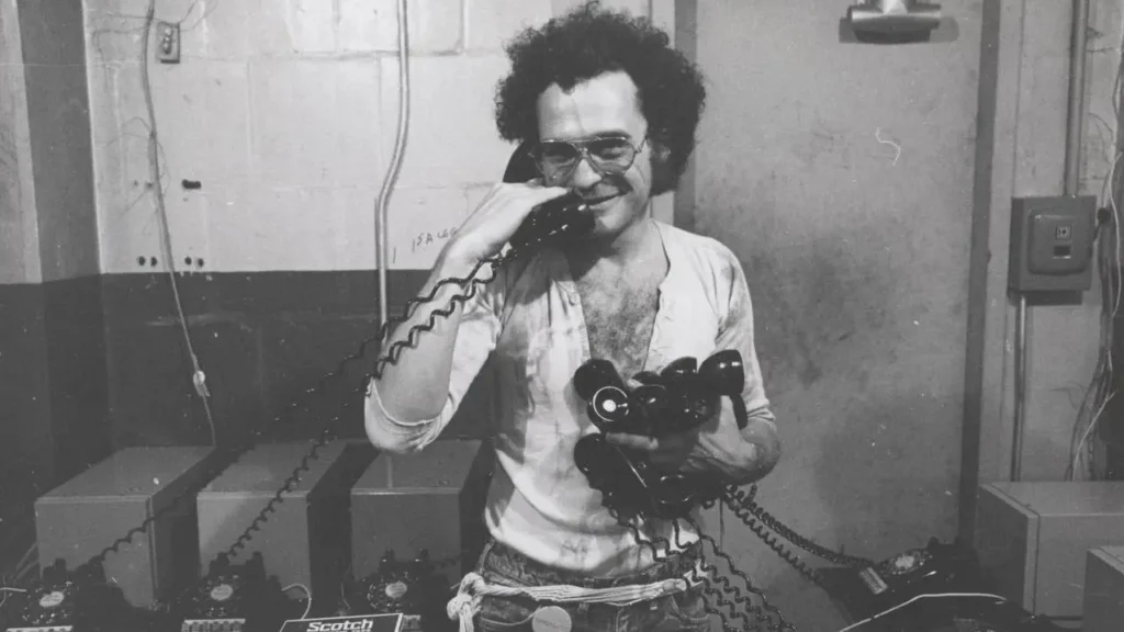 John Giorno con "Dial-A-Poem". Courtesy of Giorno Poetry System