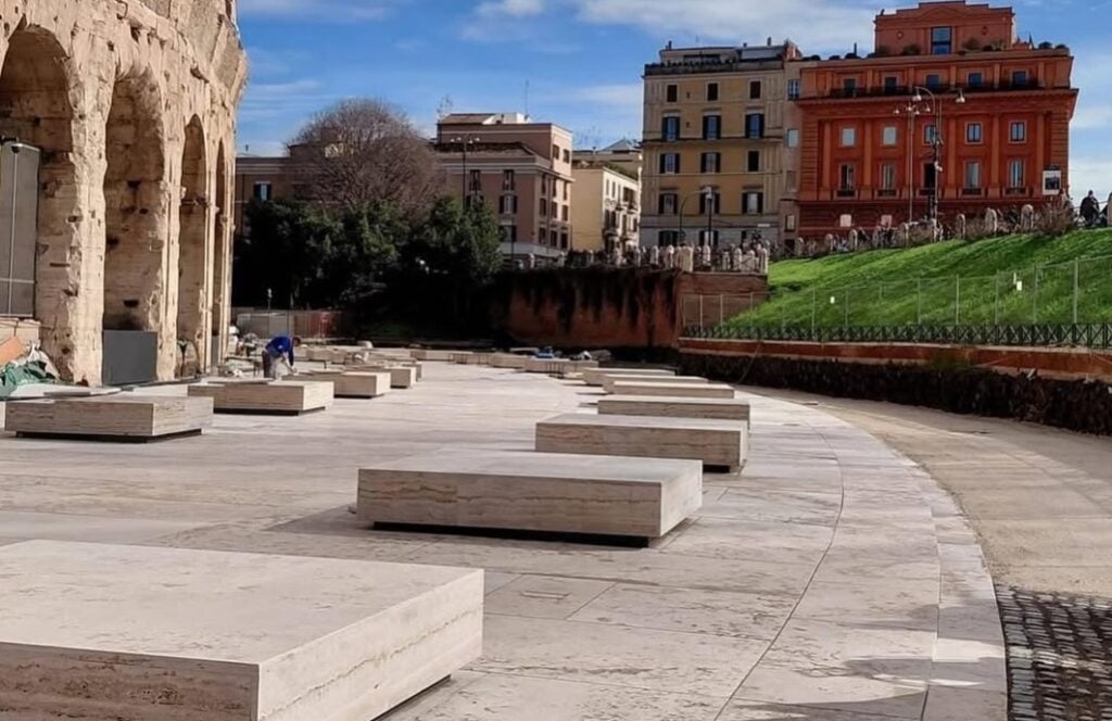 La nuova pavimentazione in travertino intorno al Colosseo