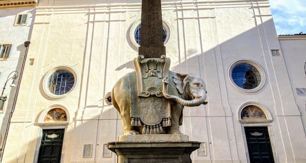 L’Elefantino di Bernini in Piazza della Minerva a Roma ha una zanna spezzata (ancora una volta)