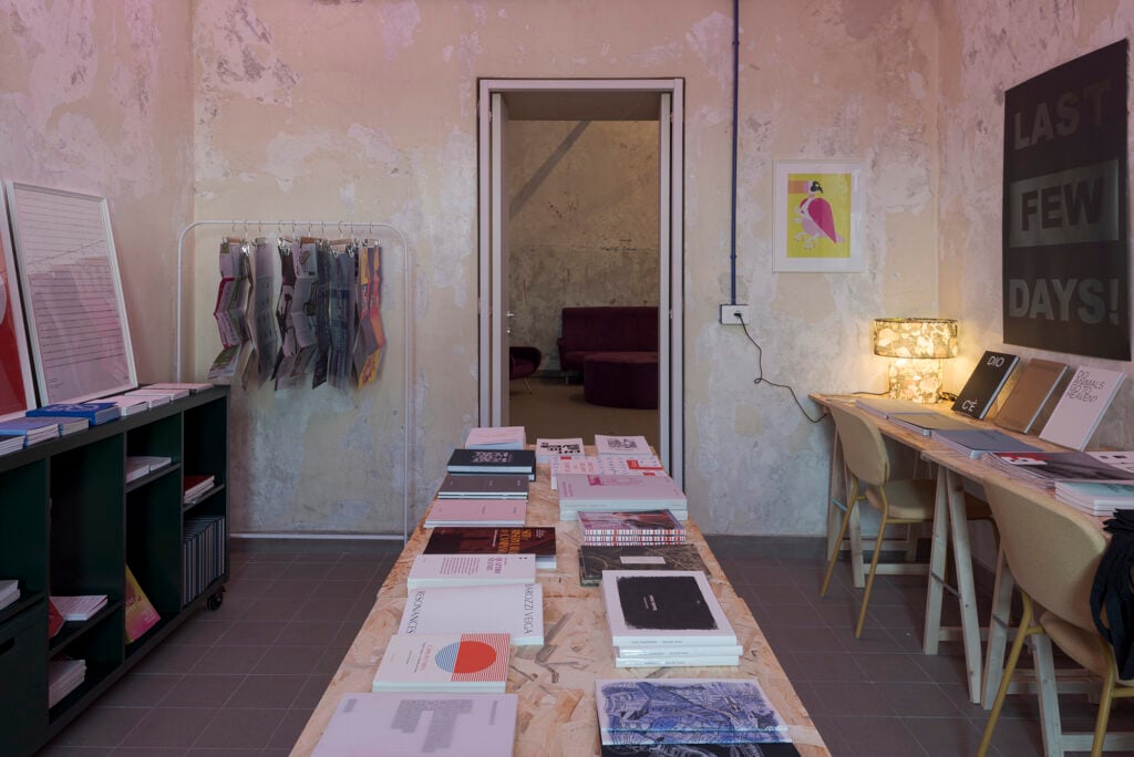 Dopo l’arte contemporanea, l’ex Ospedale Militare di Napoli si apre alla letteratura con un nuovo spazio per i libri