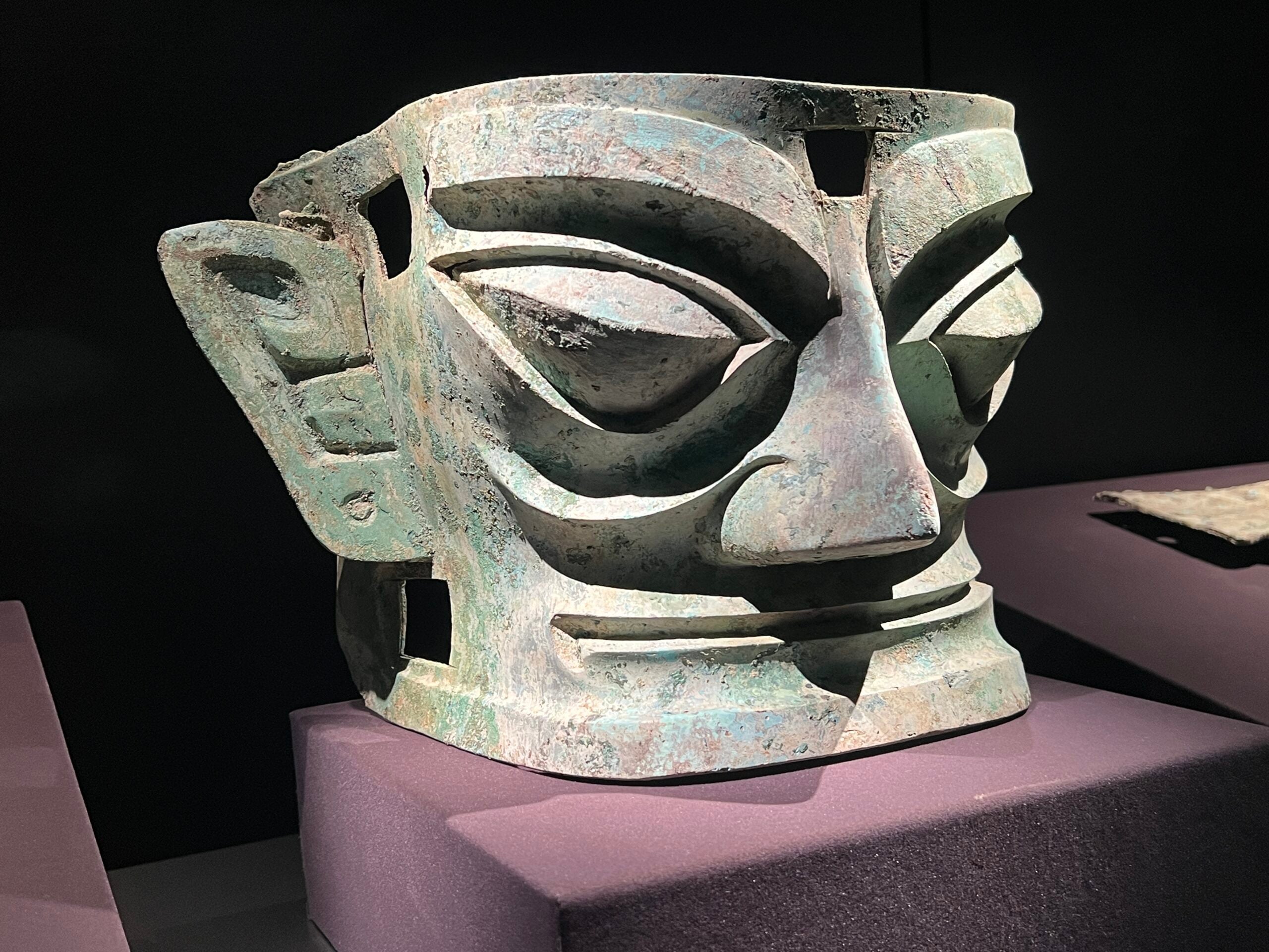 https://www.artribune.com/wp-content/uploads/2026/02/maschera-in-bronzo-museo-di-sanxingdui-cina-photo-jade-vlietstra-scaled.jpg