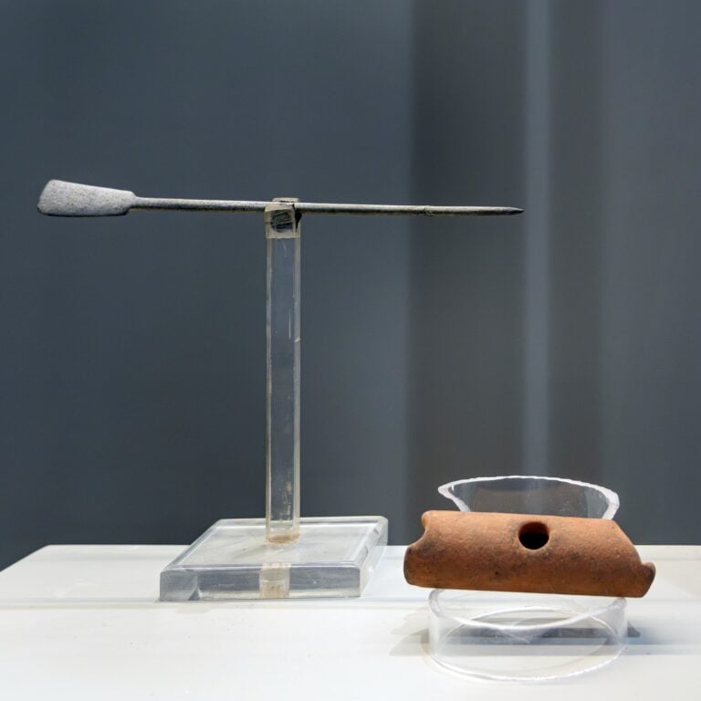 Museo dei relitti greci di Gela. Vetrine con reperti archeologici. Ph. Giuseppe Nicoletti - Soprintendenza BB.CC.AA. di Caltanissetta