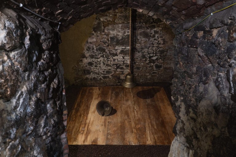 Giovanni Ozzola, Dust of Memories &ndash; Breathing &ndash; Fears and Dreams, 2016, campana in ottone per navi incisa a mano e corda, diametro 30 cm. Courtesy l&rsquo;artista e Galleria Continua, Ph Erika Pellicci consani