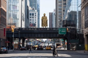 Ricordate i Buddha di Bamiyan? Sulla High Line di New York una grande scultura gli rende omaggio