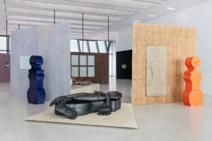 La morbidezza come forma di resistenza. A Bolzano prima mostra italiana di Nicola L. 