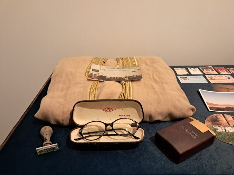 Oggetti personali e fotografie di Omar Awan nella mostra Not Deserted. AlUla&rsquo;s Archives in Movement. Ph: Manuela De Leonardis