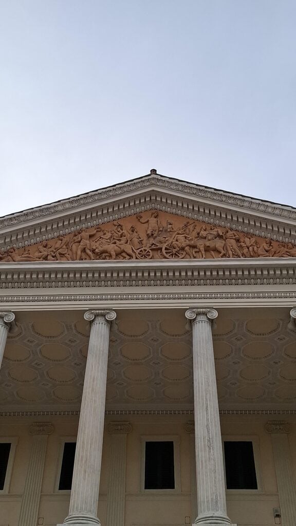 La decorazione del timpano del Casino Nobile di Villa Torlonia