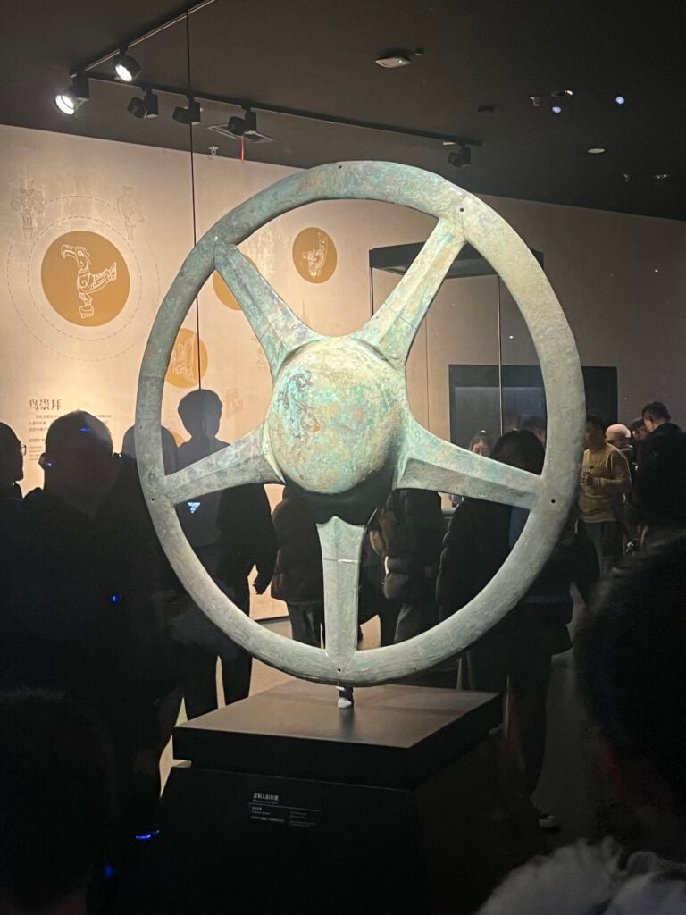 Ruota in bronzo, Museo di Sanxingdui, Cina. Photo Jade Vlietstra