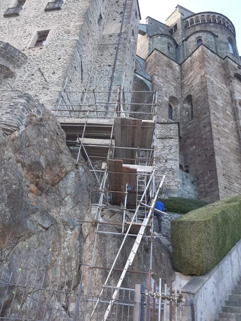 Sacra di San Michele. Il cantiere per il nuovo ascensore scavato nella roccia