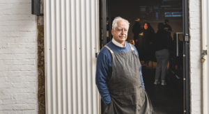 William Kentridge maestro del contemporaneo. L’artista si racconta per la nuova collana Skira