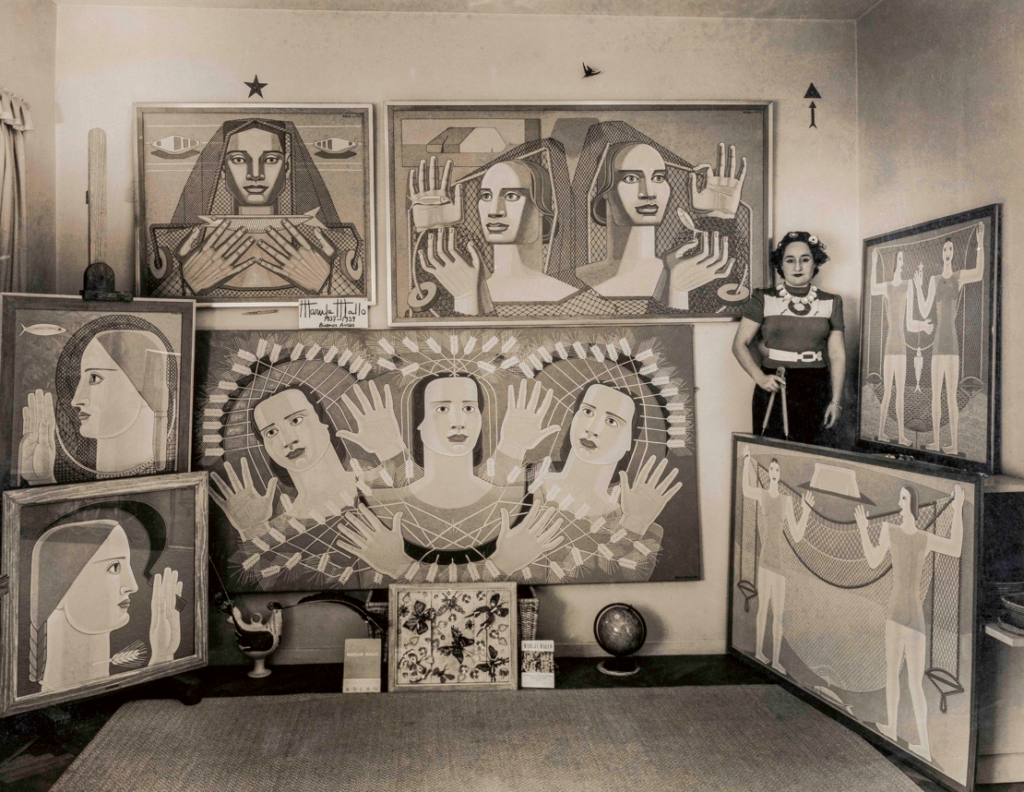 Maruja Mallo nel suo studio a Buenos Aires con la serie "La religion del trabajo", 1939. Courtesy Jose Ignacio Abeij&ograve;n, Madrid