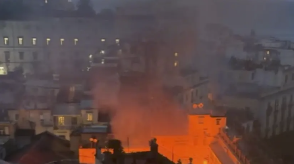 L'incendio a Napoli distrugge il Teatro Sannazaro.