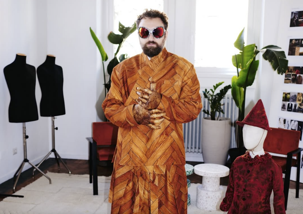 Chi disegna gli strani vestiti di Dargen D’Amico al Festival di Sanremo 2026? Storia del brand Mordecai
