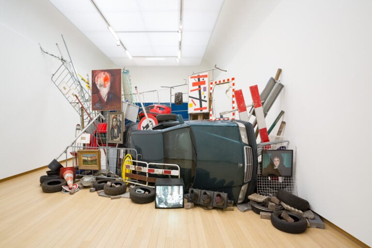 Ahmet Ogut, Stedelijk, Kakuninsbarricade, 2015. Ph: PeterTijhuis. Courtesy the artist