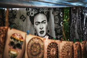 La mercificazione dell’artista Frida Kahlo è andata troppo oltre, dice una discendente