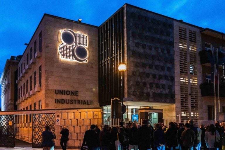 La luce d'artista Euridome sulla facciata dell'Unione Industriali, Torino