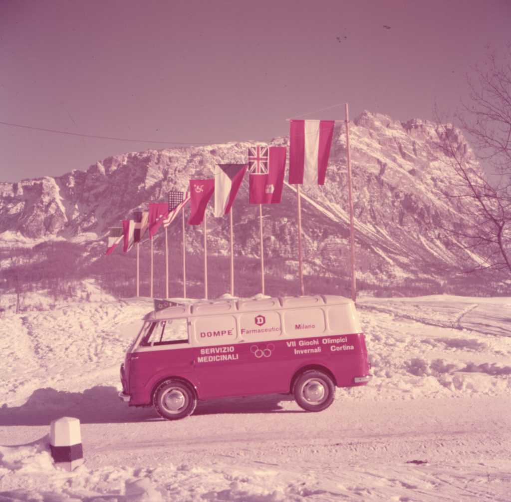 Un furgoncino della Domp&eacute; farmaceutici alle Olimpiadi Invernali di Cortina 1956. Courtesy Archivio Fondazione Domp&eacute;