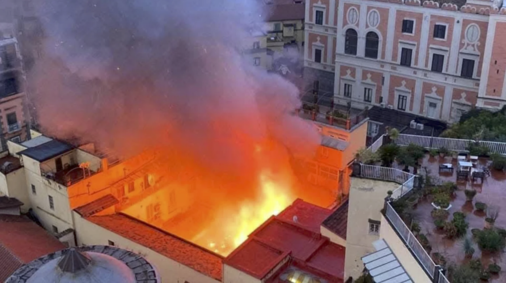 Un incendio sta distruggendo lo storico Teatro Sannazaro di Napoli. La storia della sala ottocentesca