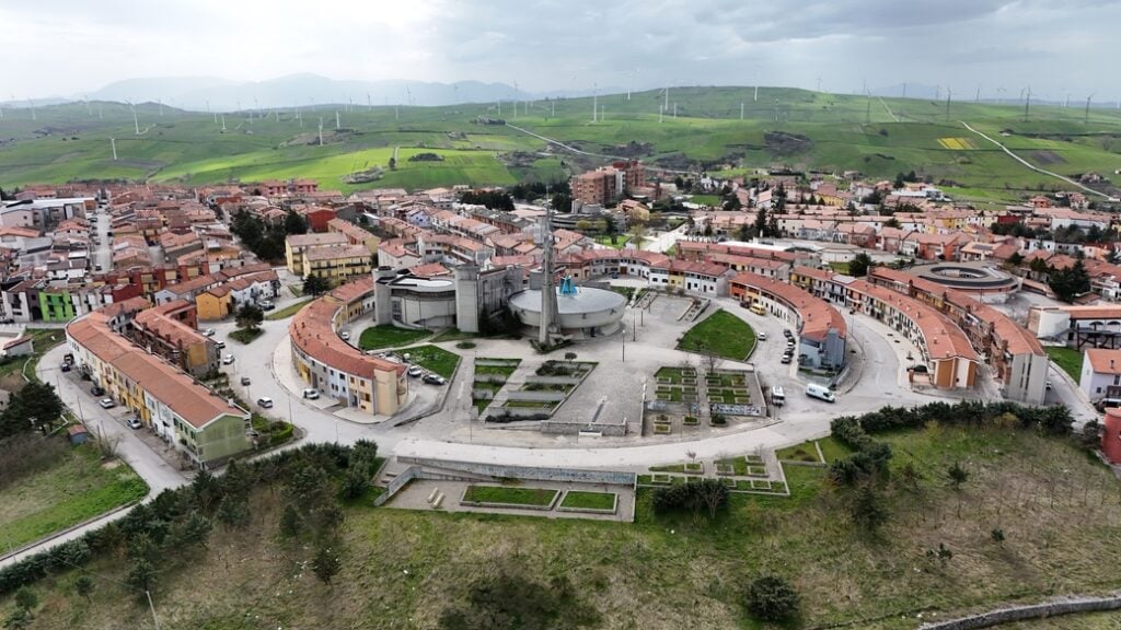 La vicenda del primo parco architettonico della Campania dedicato al visionario Aldo Loris Rossi (burocrazia permettendo)