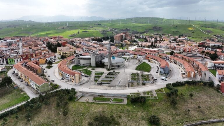 La vicenda del primo parco architettonico della Campania dedicato al visionario Aldo Loris Rossi (burocrazia permettendo)