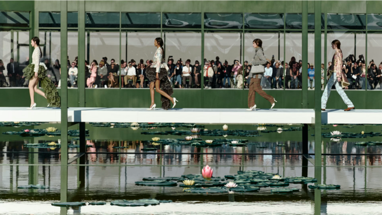 Si può sfilare in passerella mentre cadono le bombe?