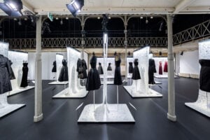 A Parigi una grande mostra racconta lo straordinario rapporto tra due maestri dell’alta moda