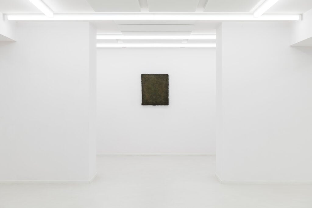 Vincenzo Schillaci, FARE UN QUADRO, 2025, veduta della mostra MOVIMENTO (perpetuo), Fondazione La Rocca, Pescara. Courtesy Fondazione La Rocca / Galerie Rolando Anselmi, Photo by Sebastiano Luciano