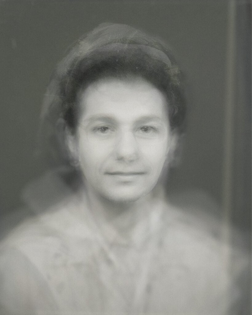 L'immagine sintetizza e raggruppa i ritratti di fototessere ritrovati all'interno di uno degli ambienti della masseria