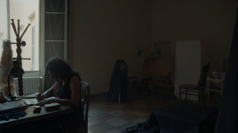 Monica Cuoghi all'interno di Alchemilla a Bologna interpreta una fotografa degli anni Sessanta per il film Sonniveglia di Zheng Ningyuan