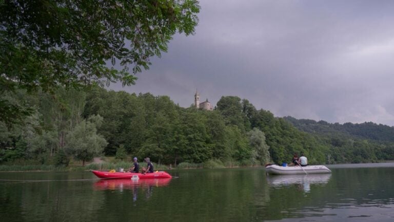 Ricercatori al lavoro nel lago di Castel dell'Alpi nell'Appennino bolognese
