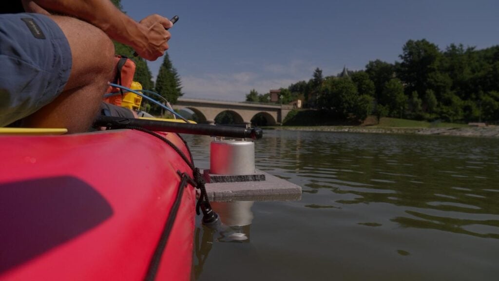 Ricercatori al lavoro nel lago di Castel dell'Alpi nell'Appennino bolognese