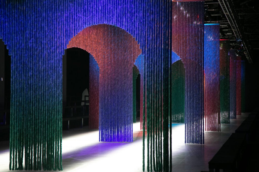 L’ultima passerella di Etro non è passata inosservata (tutto merito degli artisti di Numero Cromatico) 