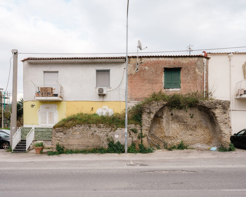 Via Campana, Pozzuoli, 2025. Photo Andrea Martino