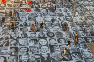 L’artista JR coinvolgerà i cittadini dell’Aquila trasformando i muri della città in un grande spazio espositivo