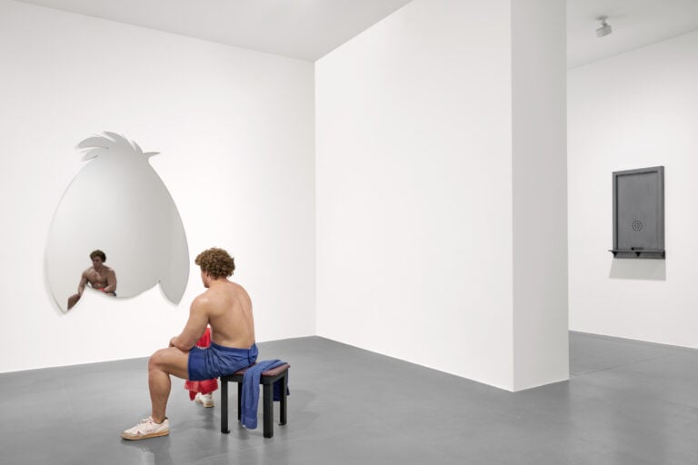 Mirrored Fiction, 2026, installation view Artwork, left to right: &copy; Jeff Koons; &copy; 2026 Estate of Duane Hanson/Artists Rights Society (ARS), NY; &copy; Adam McEwen Photo: Matteo D&rsquo;Eletto, M3 Studio Courtesy Gagosian