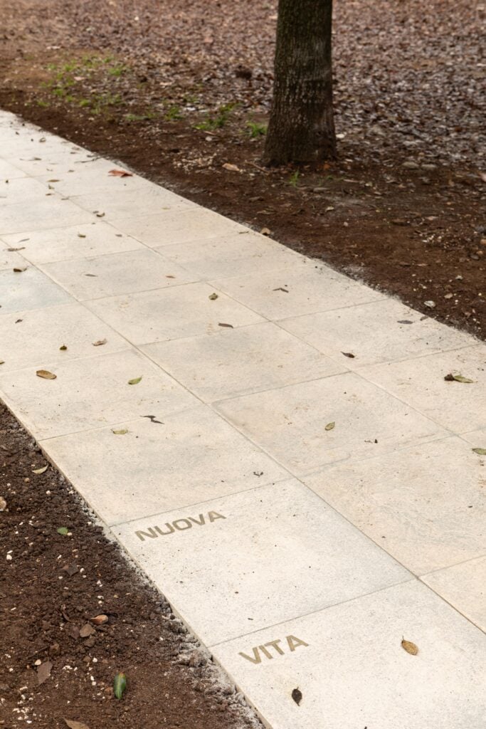 Ross Birrell & David
Harding, Dante Desire Line Poetry Path, 2025. Photo Daniele Molajoli. Courtesy Ghella