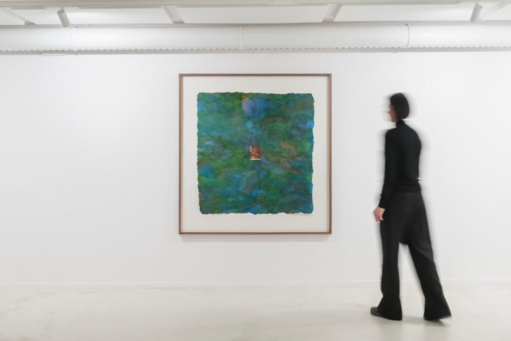 Vincenzo Schillaci, CI&Ograve; CHE SI MUOVE RABBUIA 2025, veduta della mostra MOVIMENTO (perpetuo), Fondazione La Rocca, Pescara. Courtesy Fondazione La Rocca / Galerie Rolando Anselmi, Photo by Sebastiano Luciano