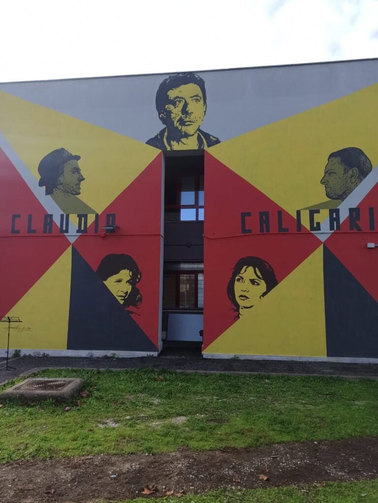 Leonardo Crudi, Claudio Caligari, 2025, colori al quarzo su muro, 8 x 12 m, Ostia
