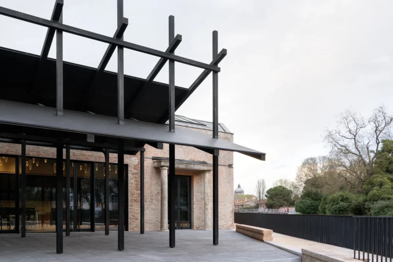 La loggia del Padiglione Centrale riqualificato dal Ministero della Cultura con PNC al PNRR. Ph: Marco Cappelletti, Marco Cappelletti Studio. Courtesy La Biennale di Venezia, MIC