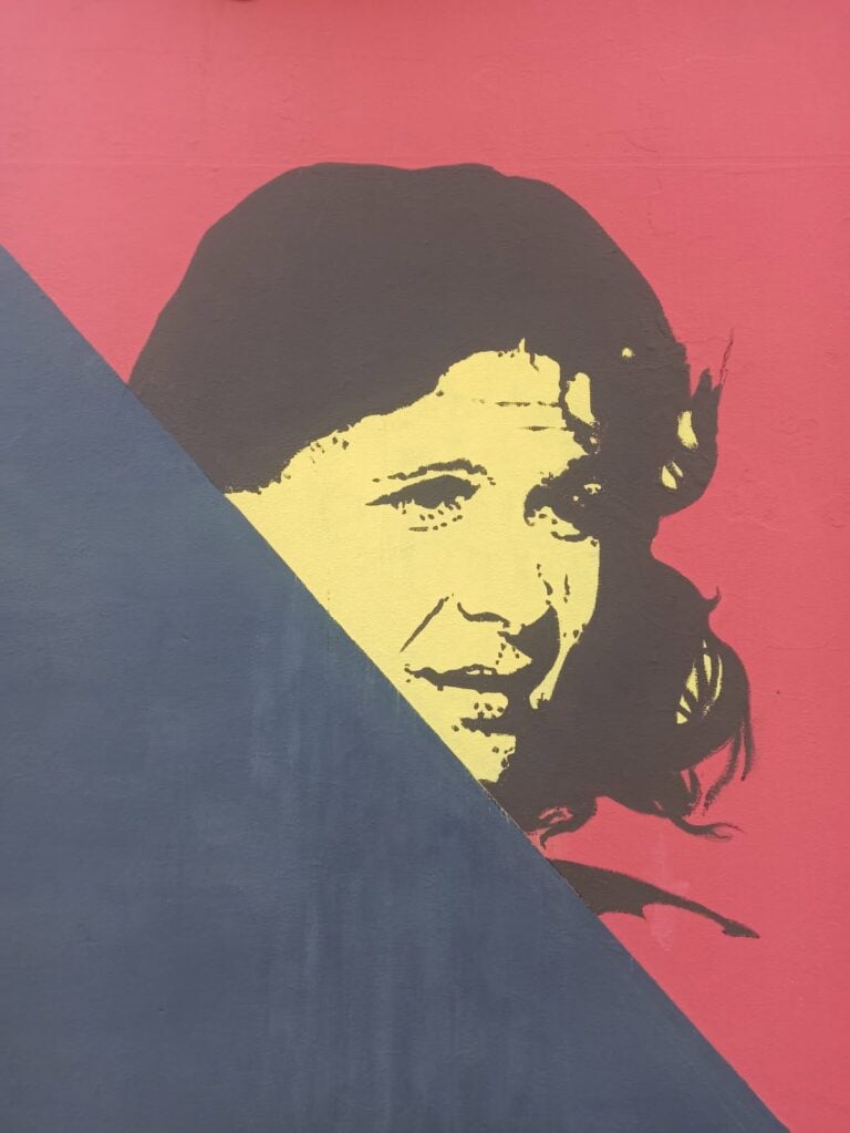 Leonardo Crudi, Claudio Caligari, 2025, colori al quarzo su muro, 8 x 12 m, Ostia