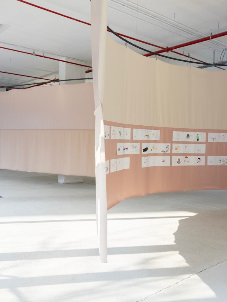 Mostre d’arte contemporanea per rendere vivo uno storico palazzo di uffici. Ci provano a Milano Bicocca