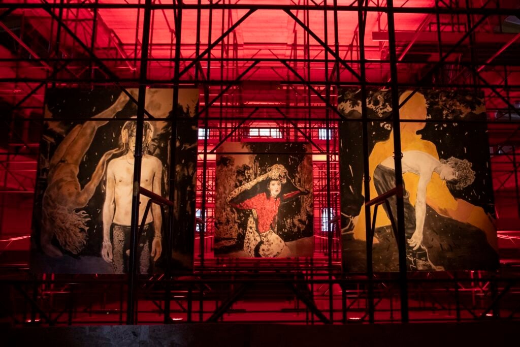 In provincia di Modena c’è una mostra dedicata ad Amleto e allestita in un teatro 